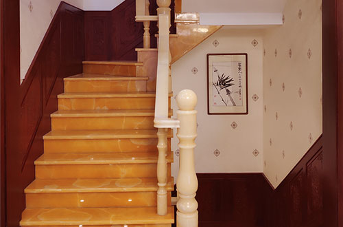 孟村中式别墅室内汉白玉石楼梯的定制安装装饰效果